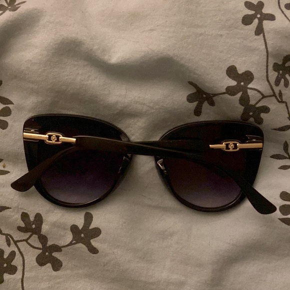 Tory Burch women’s sunglasses - Picture 2 of 2